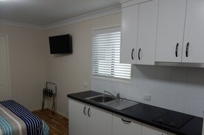 Studio – deluxe, 1 queensize-seng | 1 soverom, strykejern/-brett og sengetøy