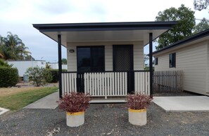 Studio – deluxe, 1 queensize-seng | 1 soverom, strykejern/-brett og sengetøy