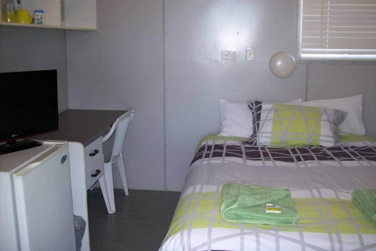 Studio – deluxe, 1 queensize-seng | 1 soverom, strykejern/-brett og sengetøy