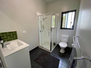 Bathroom - Mena Creek Flower House (Utchee Creek)