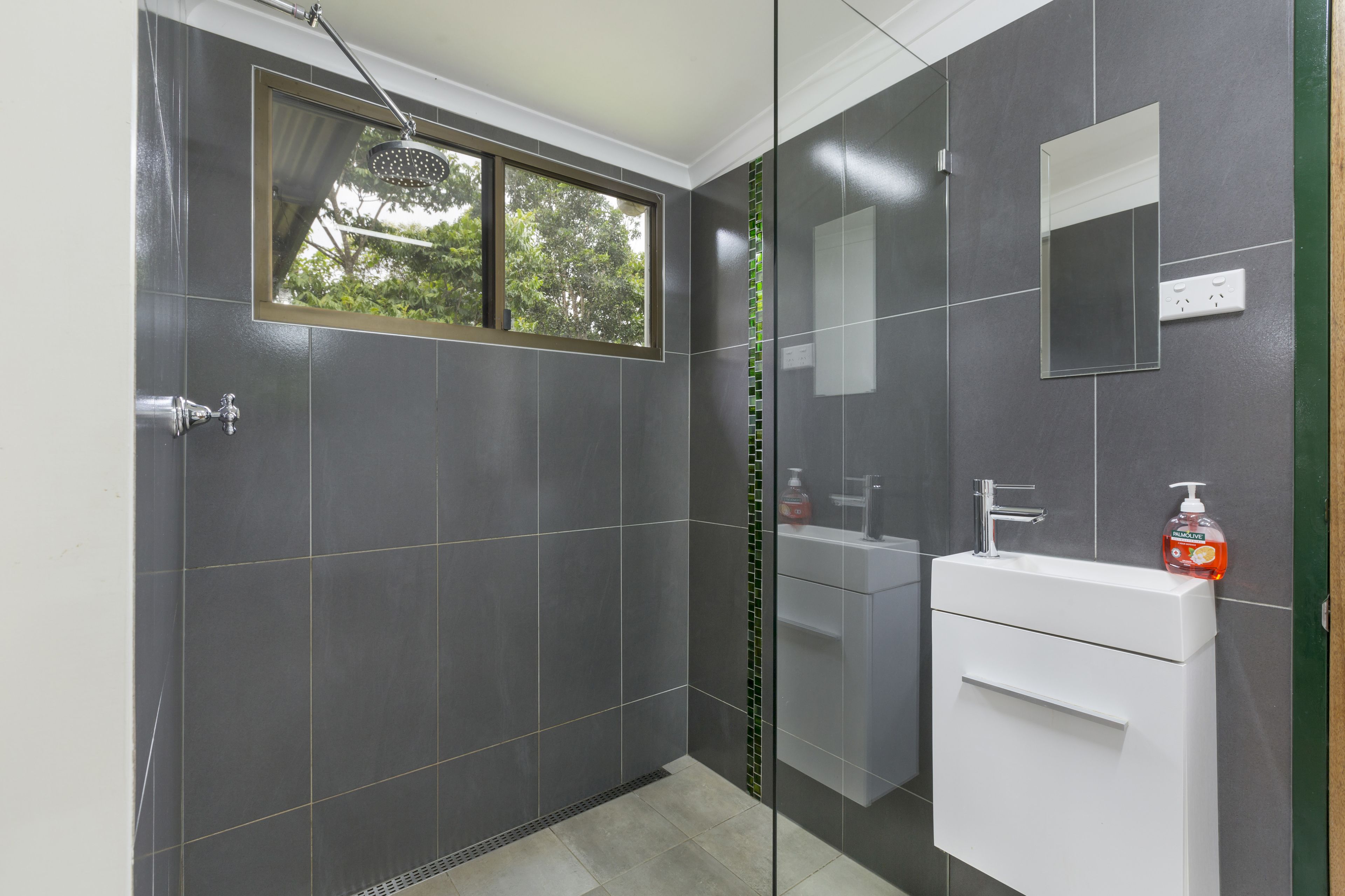 Deluxe Cabin, Accessible | Bathroom | Shower, free toiletries, hair dryer, towels