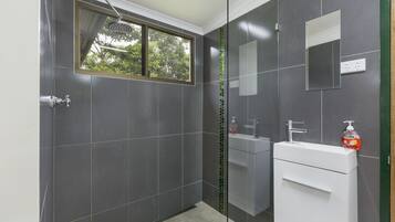 Deluxe Cabin, Accessible | Bathroom | Shower, free toiletries, hair dryer, towels
