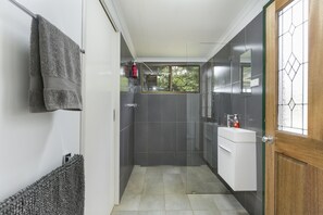 Cabin Deluxe, phù hợp cho người khuyết tật | Phòng tắm | Buồng tắm vòi sen, đồ dùng nhà tắm miễn phí, máy sấy tóc, khăn tắm 