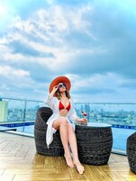 室外泳池；06:00 至 22:00 開放；躺椅