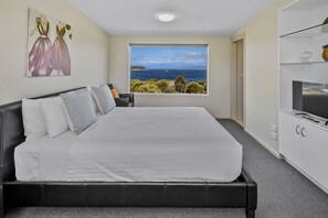 3 bedrooms, premium bedding, desk, iron/ironing board - Manfield Seaside Bruny Island (Alonnah)
