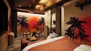 Une chambre d’hôtel avec un lit, un bureau, une chaise et une fresque murale.