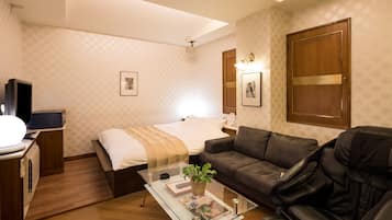 Design Double Room, 1 Queen Bed, Smoking | Individually decorated, individually furnished, blackout curtains