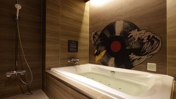 Phòng đôi Executive, 1 giường cỡ queen, không hút thuốc | Phòng tắm | Bồn tắm và buồng tắm vòi sen riêng, bồn tắm thủy lực