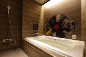 Executive tweepersoonskamer, 1 queensize bed, niet-roken | Badkamer | Een aparte badkuip en douche, een bubbelbad, gratis toiletartikelen