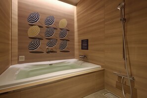 Design Double Room, 1 Queen Bed, Non Smoking | Bathroom | Separate tub and shower, jetted tub, free toiletries, hair dryer