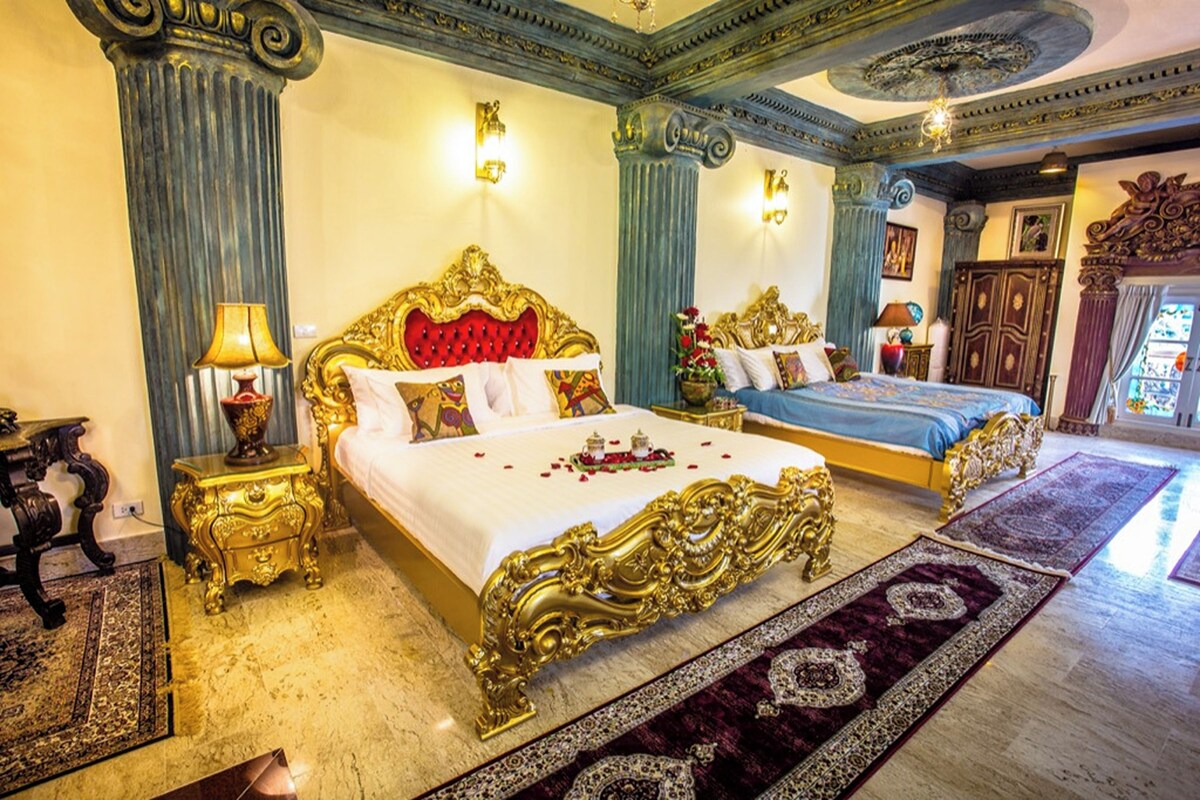 Royal suite | Luxe beddengoed, een minibar, een kluis op de kamer, een bureau