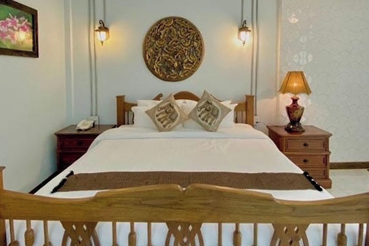 Standaard kamer | Luxe beddengoed, een minibar, een kluis op de kamer, een bureau