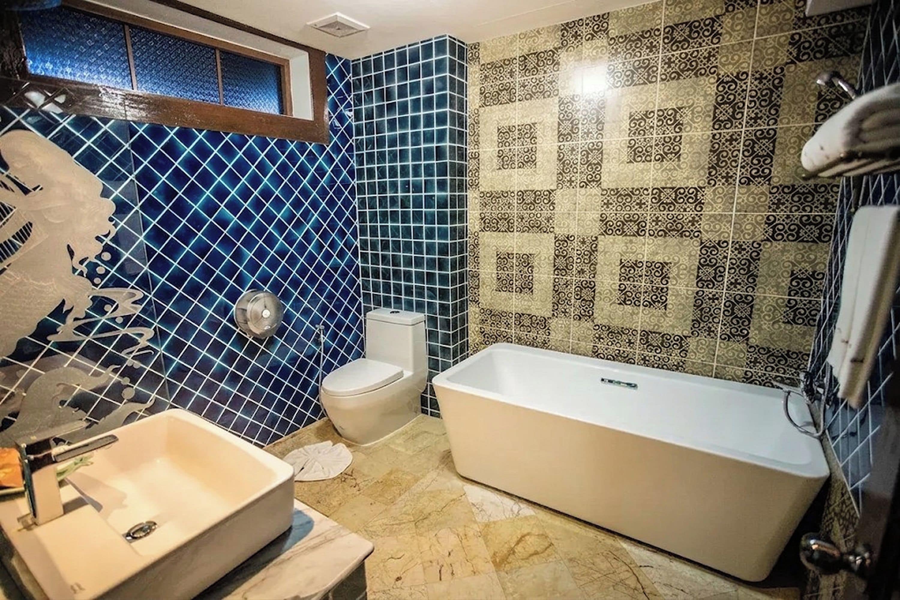 Un baño con bañera, inodoro y lavabo.