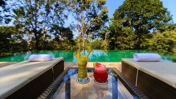 Kolam renang outdoor dan sebuah infinity pool