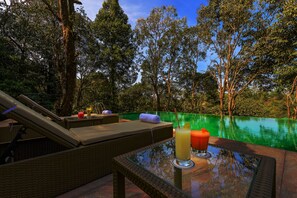 Een buitenzwembad en een infinitypool