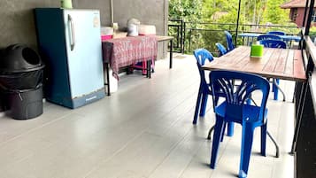 Classic Double Room | Shared kitchen facilities | Fridge, cookware/dishes/utensils