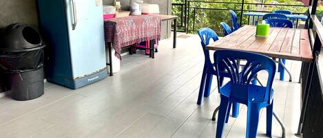 Classic Double Room | Shared kitchen facilities | Fridge, cookware/dishes/utensils