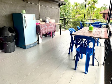 Classic Double Room | Shared kitchen facilities | Fridge, cookware/dishes/utensils