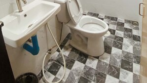 Classic Double Room | Bathroom - Ploynam Homestay (Amphawa)