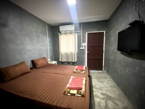 Classic Double Room | Individually decorated, free WiFi, bed sheets - Ploynam Homestay (Amphawa)