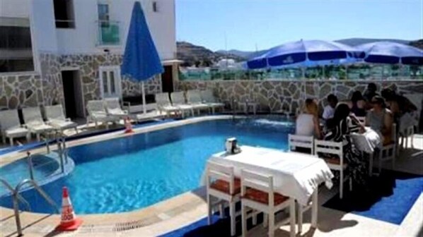 Seasonal outdoor pool, pool umbrellas, sun loungers - New Bodrum Hotel (Bodrum)
