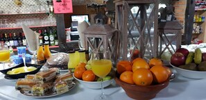 Daily full breakfast (EUR 8 per person) - Posada Medieval el Manjon (Los Corrales de Buelna)