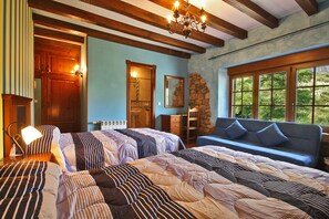 Habitación triple | Escritorio, cortinas opacas, sistema de insonorización y cunas (de pago)