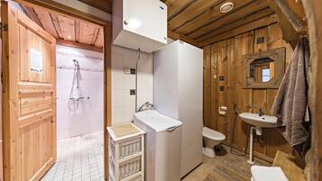 Villa Deluxe, 4 habitaciones, vistas al jardín, en la zona del jardín | Baño | Ducha, secador de pelo, bidé y toallas