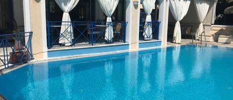 Piscina externa, guarda-sóis, espreguiçadeiras