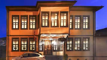 Fassade der Unterkunft – Abend/Nacht