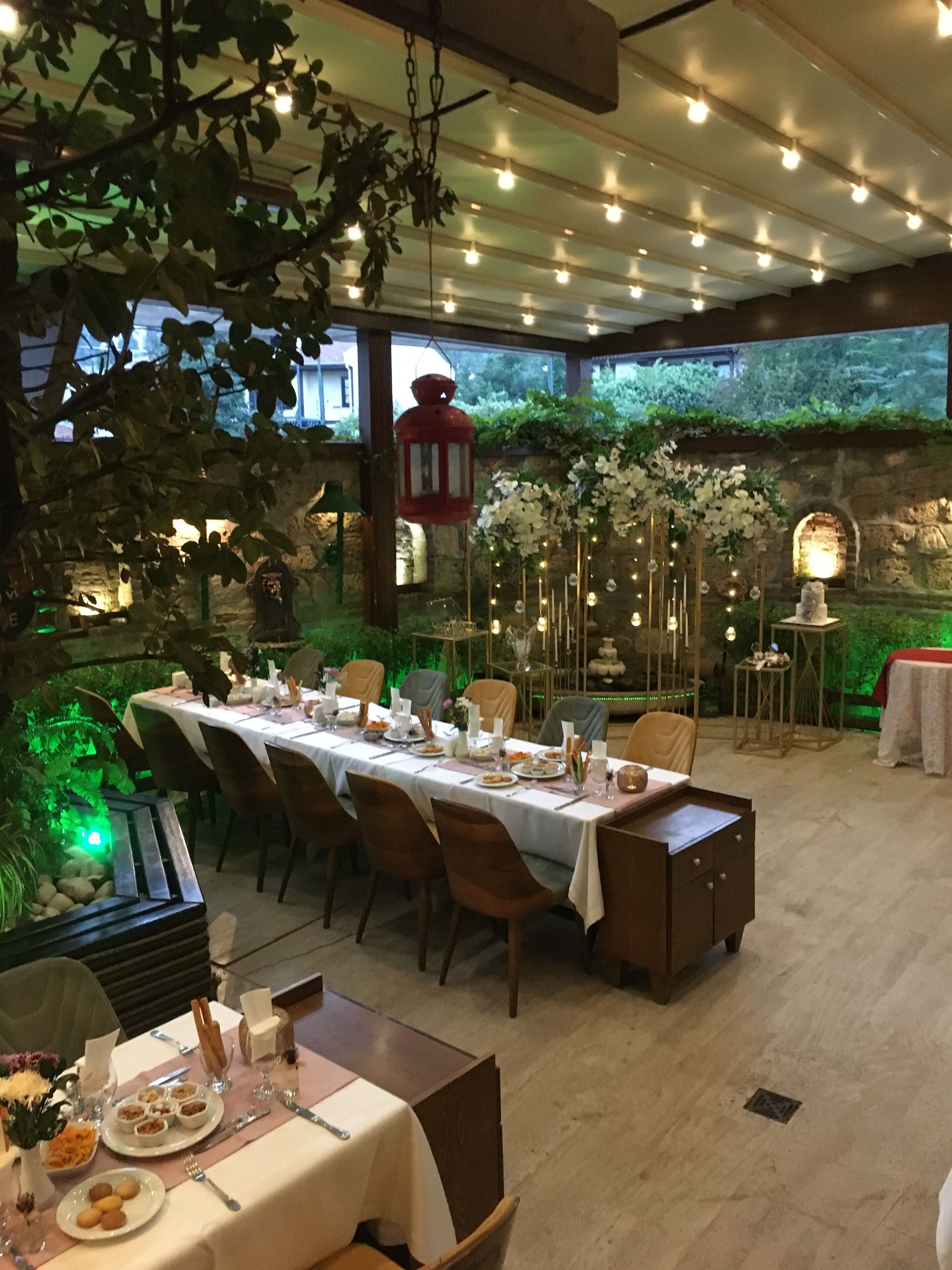 Breakfast, lunch and dinner served