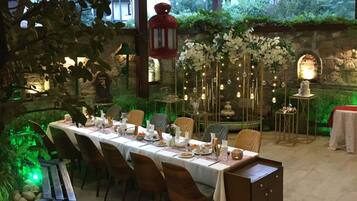 供应早餐、午餐和晚餐