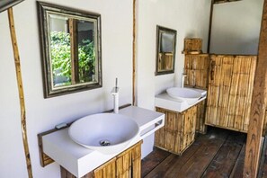 Combined shower/bathtub, free toiletries, towels - Ngellil Nature Island Resort (Airai)