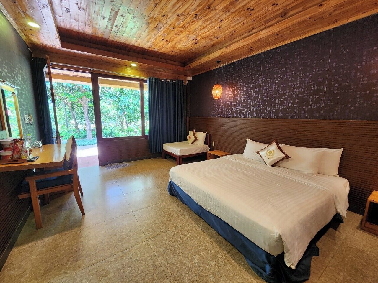 Une chambre avec un grand lit, un bureau et une chaise.