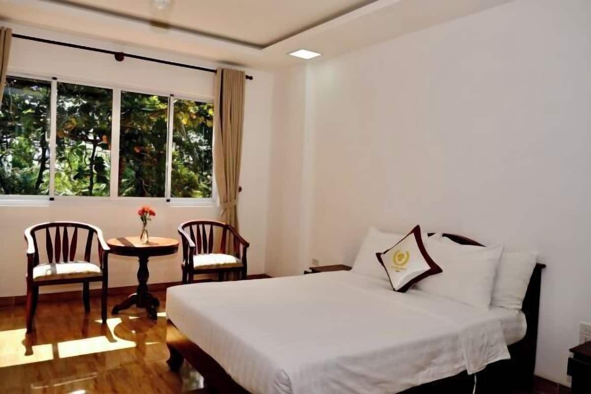 Minibar, desk, soundproofing, WiFi (free)