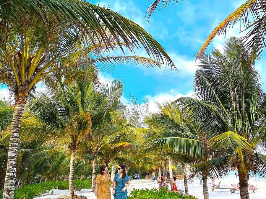 På stranden, vit sandstrand och strandbarer