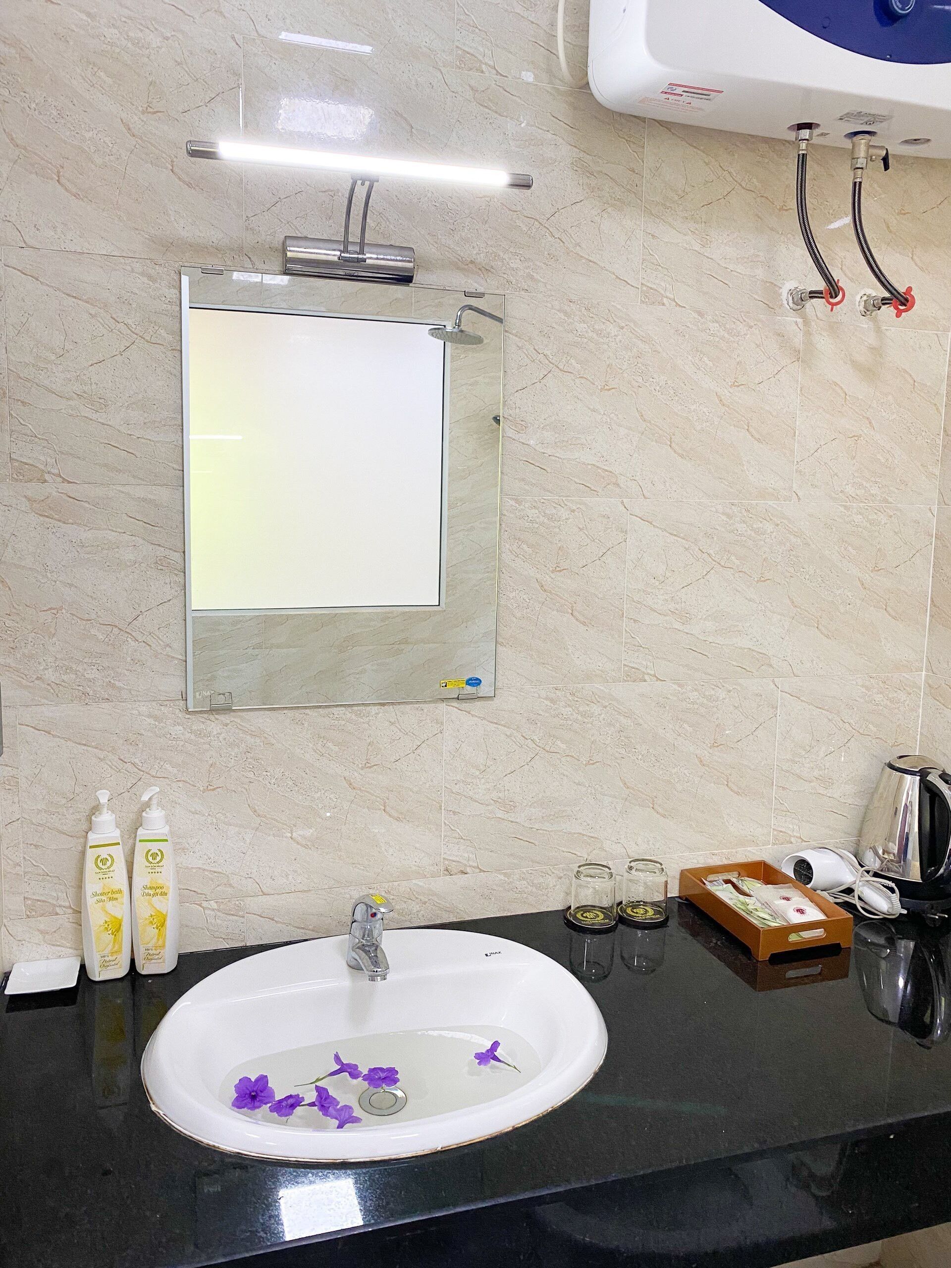 standard double or twin room | bathroom | shower, rainfall showerhead, free toiletries, hair dryer