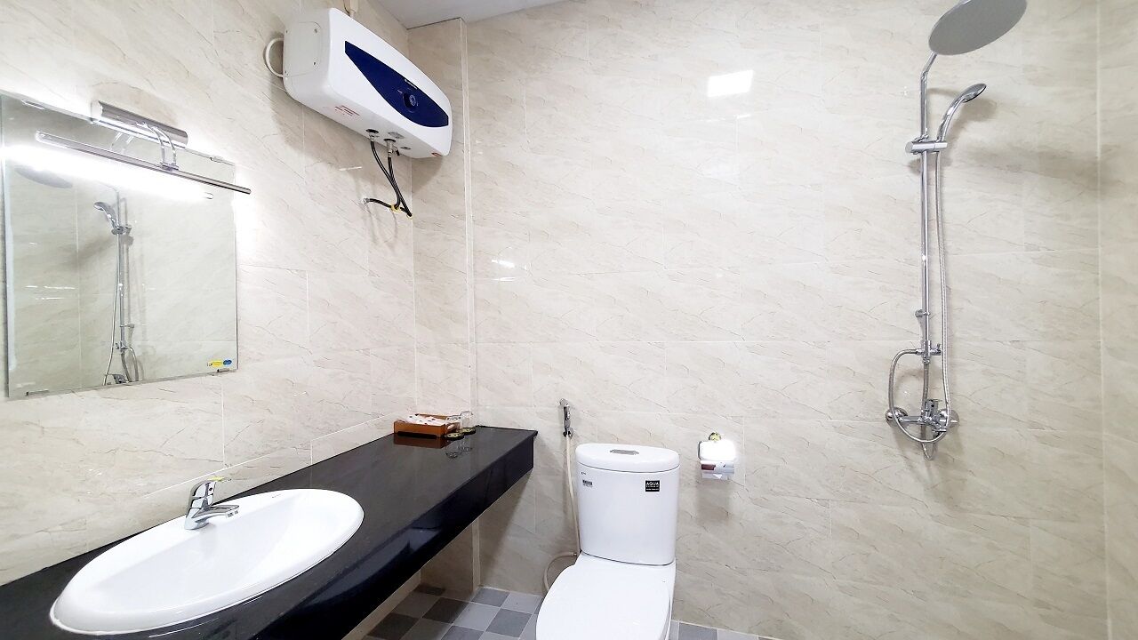 shower, rainfall showerhead, free toiletries, hair dryer