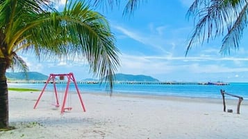 På stranden, hvidt sand, strandbarer