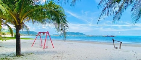 Privatstrand in der Nähe, weißer Sandstrand, Strandbar