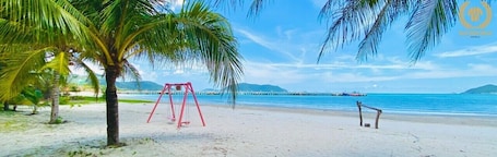 En la playa, arena blanca, bar en la playa