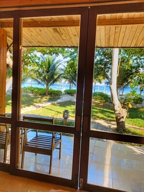 在海滩、白沙、间海滩酒吧