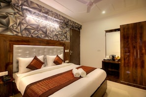 Premium bedding, in-room safe, desk, soundproofing