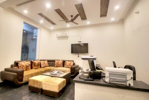 Lobby sitting area - Hotel Ark Of Avalon (New Delhi)