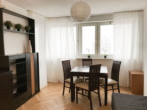 Appartement Confort, 1 grand lit et 1 canapé-lit, non-fumeur, vue sur la ville | Salle de séjour | Téléviseur à écran plat