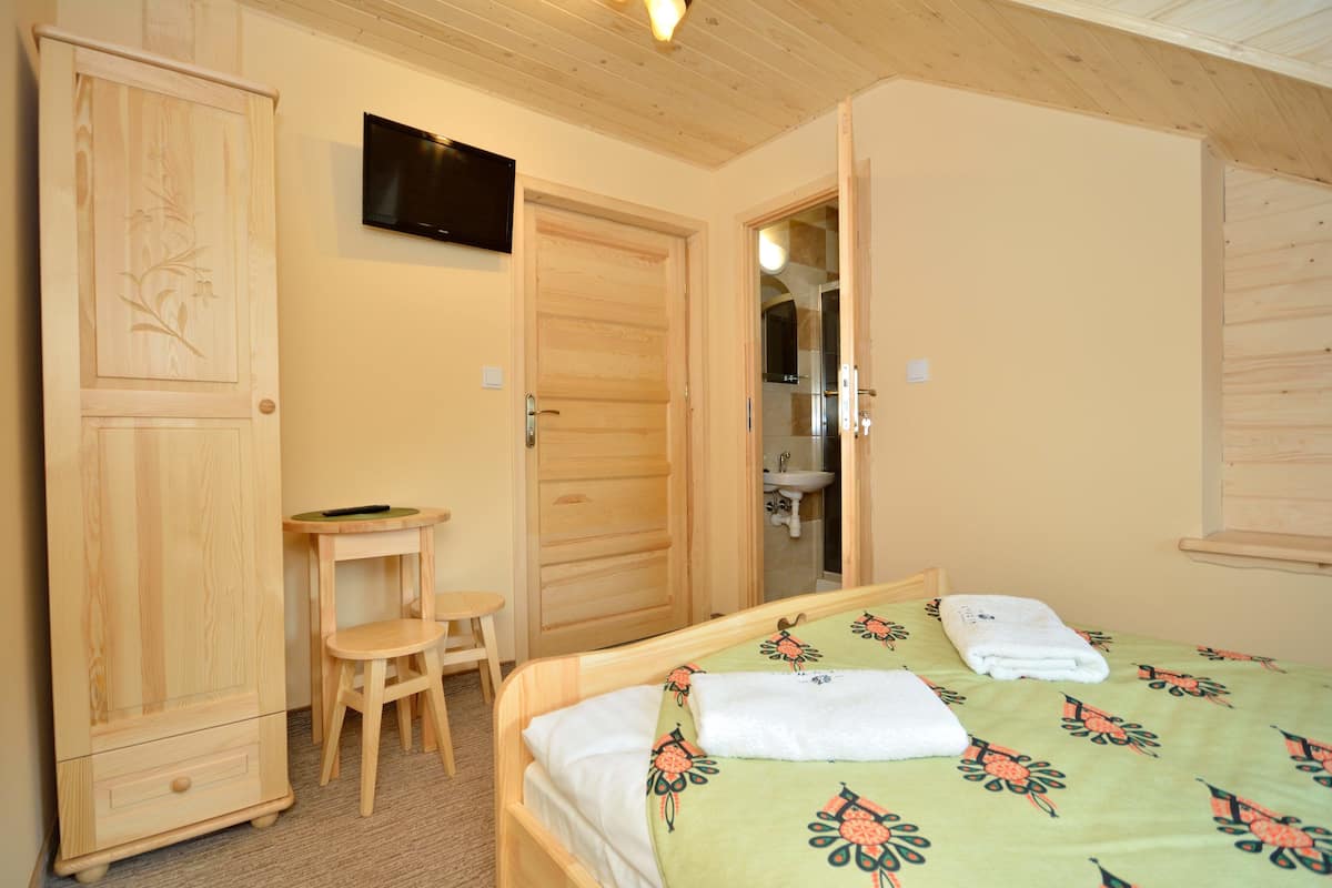 Double Room | Iron/ironing board, cribs/infant beds, free WiFi