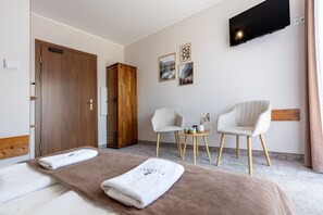 Double Room, Balcony | Iron/ironing board, cots/infant beds, free WiFi - Pensjonat Sykowny (Bialy Dunajec)