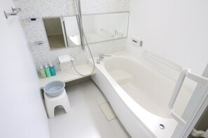 Executive Apartment | Bathroom | Combined shower/tub, free toiletries, hair dryer, slippers - Condominium Felicita Naha (Naha)