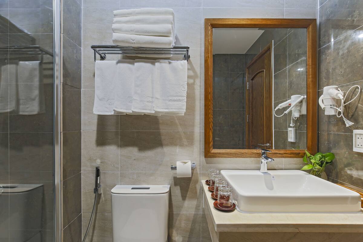 shower, free toiletries, hair dryer, slippers