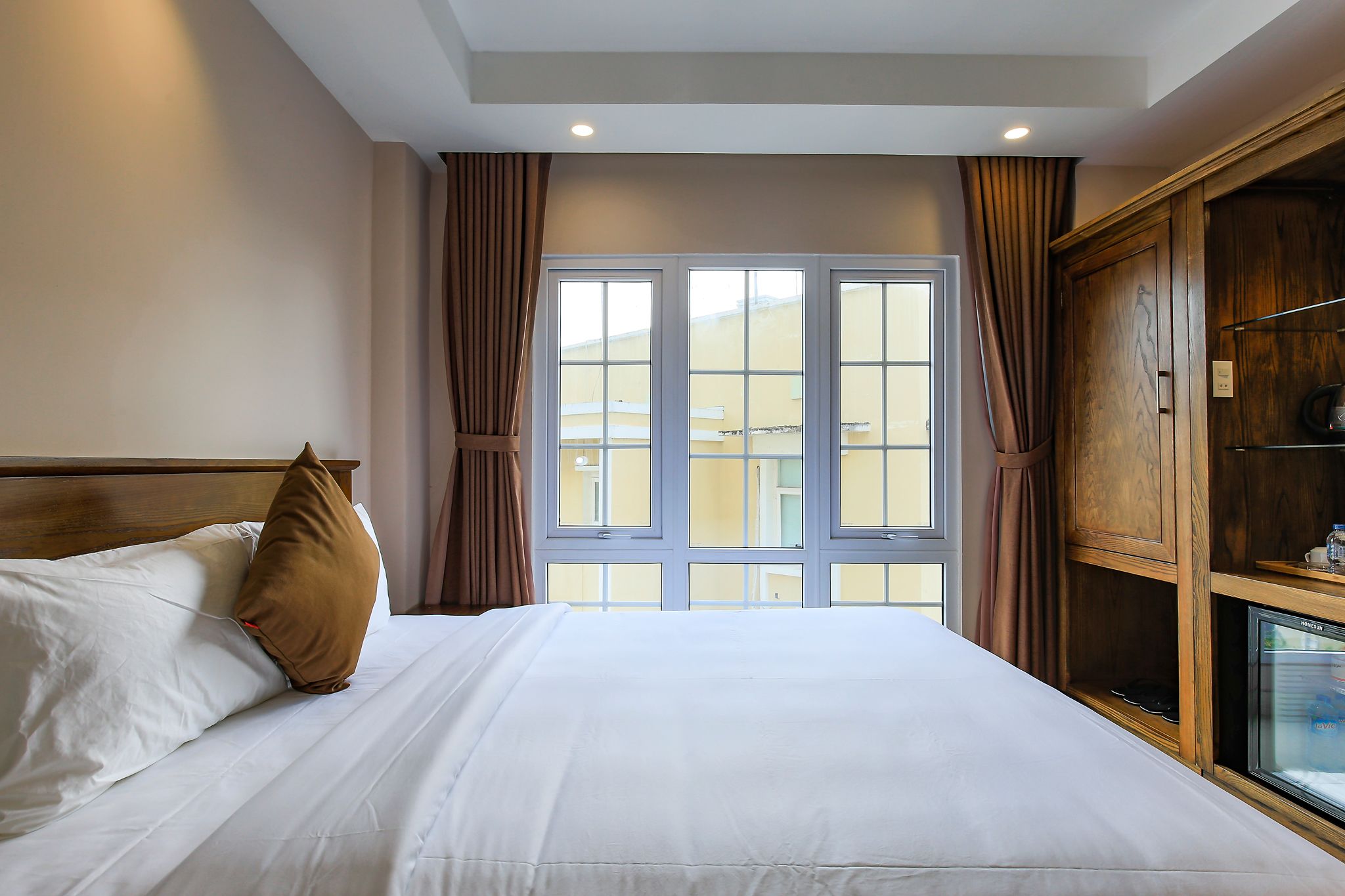 deluxe double room | minibar, in-room safe, desk, soundproofing